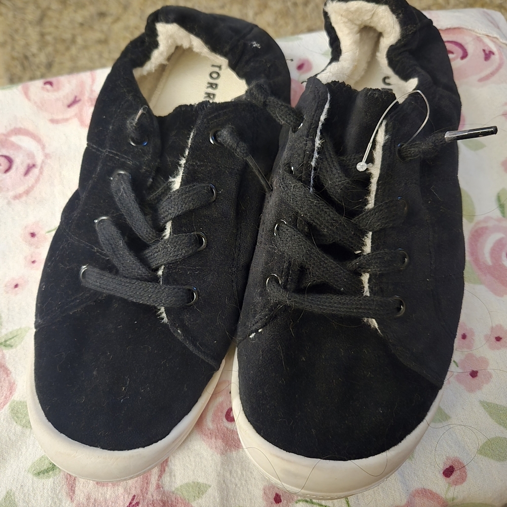 Torrid Black Velvet/fleece Shoes Size 8ww